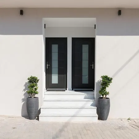 Apartament Iliana & Sarra 1 *