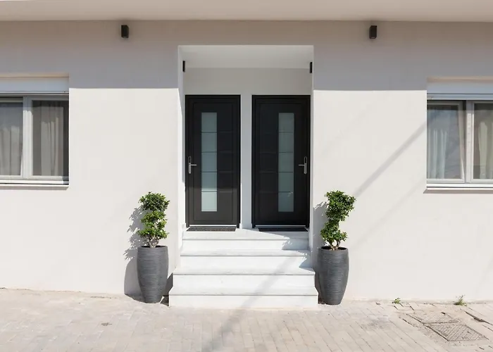 Apartment Iliana & Sarra 1 *