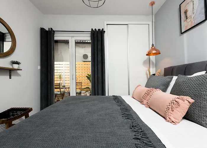 Apartment Iliana & Sarra 1 *